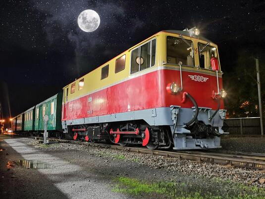 Nostalfic-Evening-Train