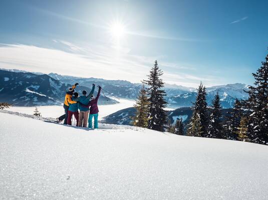 Snowshoe hike 360° panoramic view & artwork at the summit