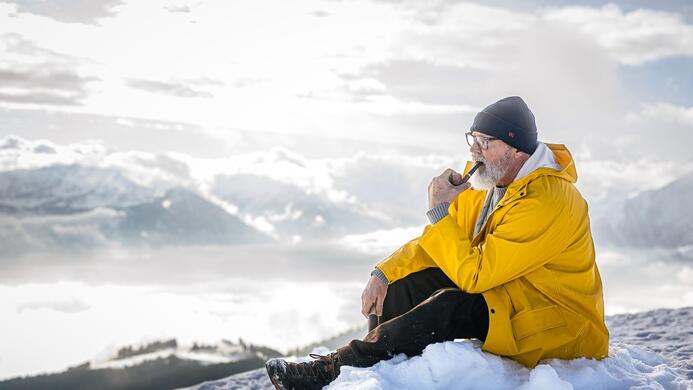 Seemann am Berg genie&szlig;t den Ausblick auf das verschneite Zell am See
